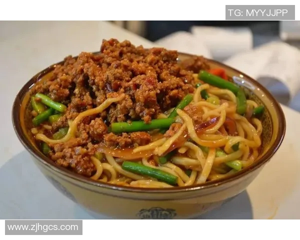 足球明星火锅店盛大开业球迷聚集共享美味与激情